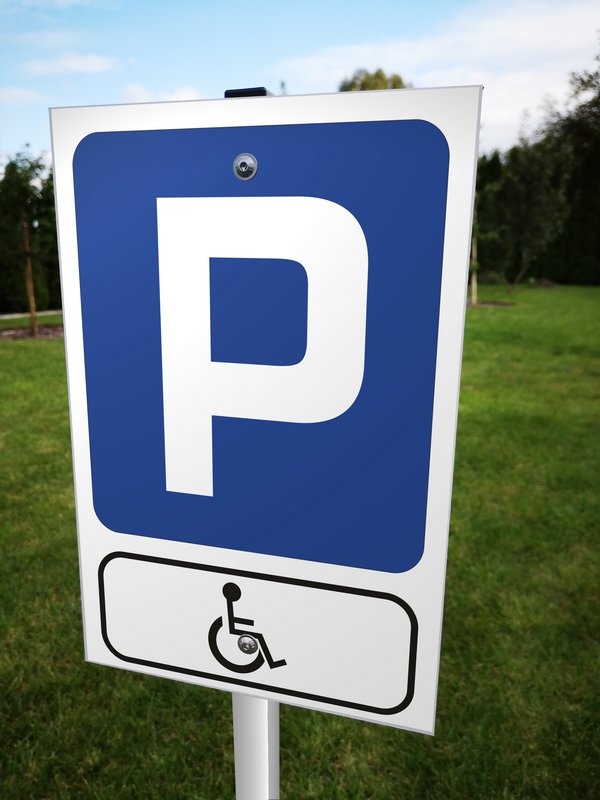 Znak parking dla inwalidów na tle zieleni