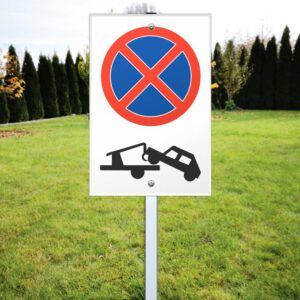 Znak na stelażu aluminiowym Zakaz parkowania + grafika lawety