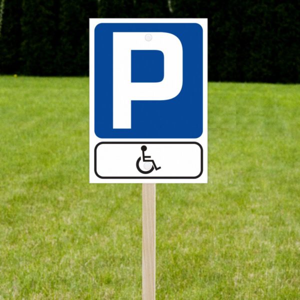 Tabliczka informacyjna "Parking dla osób z niepełnosprawnością" na stelażu drewnianym